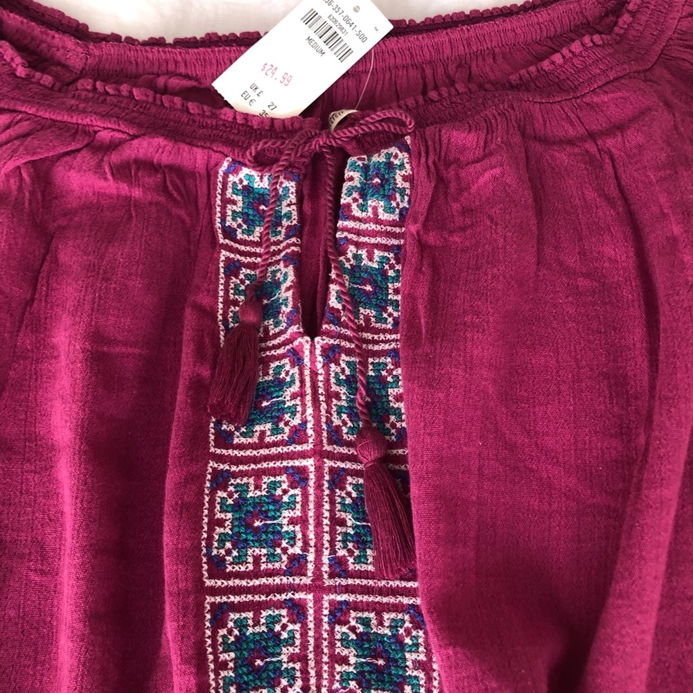 NWT Hollister embroidered trim on/off the shoulder lightweight blouse